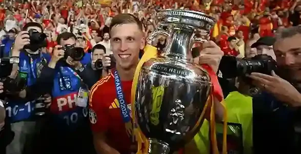 نجوم برشلونة يهددون بالانسحاب من المنتخب الإسباني إذا لم يتم حل قضية داني أولمو وباو فيكتور