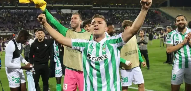 نجم ريال بيتيس يوضح تفضيله بين ريال مدريد وبرشلونة