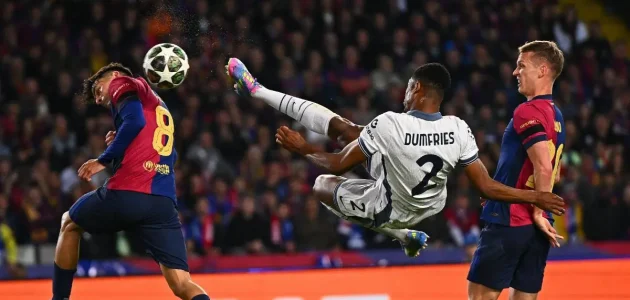 برشلونة يسعي للتعاقد مع دينزل دومفريس مقابل 25 مليون يورو